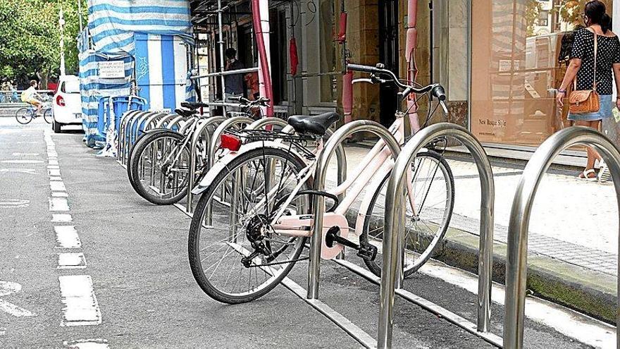 Dejar tu bicicleta segura en la calle implica tomar algunas precauciones para evitar robos y daños. Aquí tienes una guía paso a paso para ayudarte a asegurar tu bicicleta de manera efectiva: