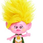 Trolls 3 Todos Juntos Rainbow HairTunes Muñeca Viva con pelo con luces y sonidos, capa y accesorios para peinar, inspirado en la película, juguete +3 años (Mattel HNF21)