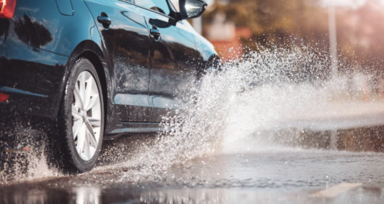 Preparar tu coche para la lluvia es crucial para garantizar tu seguridad y la de otros conductores en condiciones climáticas adversas. Aquí tienes una guía paso a paso para preparar tu coche para la lluvia: