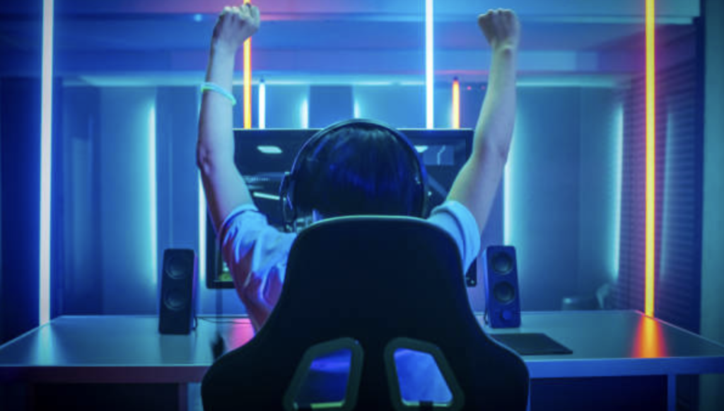 Ser un buen jugador gamer requiere práctica, habilidad, paciencia y determinación. Aquí tienes una guía para mejorar tus habilidades como jugador: