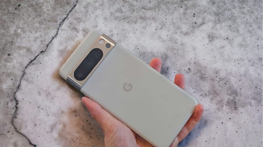 En un análisis detallado de la aplicación AICore del Google Pixel 8 Pro, se han descubierto funciones sorprendentes que revelan innovaciones tecnológicas inesperadas. Este desmontaje revela secretos fascinantes que podrían cambiar la experiencia de usuario en dispositivos móviles.