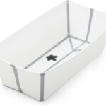 BAÑERA PLEGABLE EXTRA GRANDE PARA BEBÉ - La Bañera Stokke Flexi Bath Extra Grande es una bañera plegable para bebé y niños de hasta 6 años. Ya sea en el cuarto de baño o fuera de casa, despliégala donde estés para un baño inmediato. LIGERA Y PORTÁTIL - La Bañera Flexi Bath cuenta con un diseño innovador, simple y práctico de utilizar en casa o de viaje. Hecha con materiales de alta calidad y duraderos, pliega la bañera plana para guardarla y utilizarla fácilmente. SOLUCIÓN PARA HERMANOS - Este diseño es un 25% mayor que la Bañera Stokke Flexi Bath original, con la misma funcionalidad, pero con mayor espacio. Es perfecta para que los hermanos compartan la diversión del baño. CARACTERÍSTICAS PRÁCTICAS - Con una base antideslizante, la Bañera Flexi Bath es totalmente segura. Con un tapón de drenaje termosensible que cambia de color cuando el agua está muy caliente, para avisar a los padres que compueben la temperatura. VERSÁTIL - Ideal para interiores y exteriores, la bañera plegable es para bebés hasta niños de preescolar. Fuerte y robusta, con un interior espacioso, cabe en la mayoría de las bañeras y duchas, para un uso a medida que tu hijo crezca.