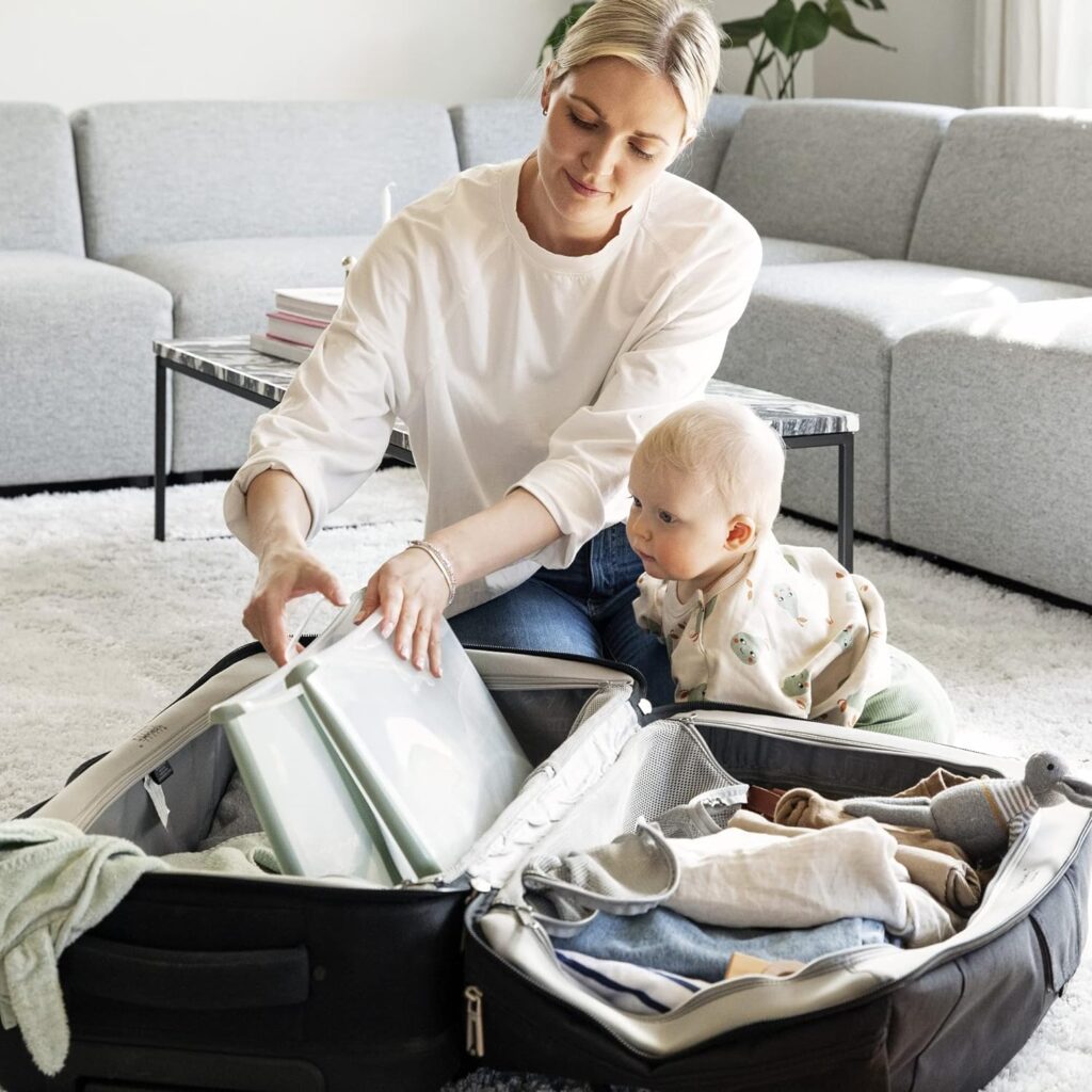 BAÑERA PLEGABLE EXTRA GRANDE PARA BEBÉ - La Bañera Stokke Flexi Bath Extra Grande es una bañera plegable para bebé y niños de hasta 6 años. Ya sea en el cuarto de baño o fuera de casa, despliégala donde estés para un baño inmediato. LIGERA Y PORTÁTIL - La Bañera Flexi Bath cuenta con un diseño innovador, simple y práctico de utilizar en casa o de viaje. Hecha con materiales de alta calidad y duraderos, pliega la bañera plana para guardarla y utilizarla fácilmente. SOLUCIÓN PARA HERMANOS - Este diseño es un 25% mayor que la Bañera Stokke Flexi Bath original, con la misma funcionalidad, pero con mayor espacio. Es perfecta para que los hermanos compartan la diversión del baño. CARACTERÍSTICAS PRÁCTICAS - Con una base antideslizante, la Bañera Flexi Bath es totalmente segura. Con un tapón de drenaje termosensible que cambia de color cuando el agua está muy caliente, para avisar a los padres que compueben la temperatura. VERSÁTIL - Ideal para interiores y exteriores, la bañera plegable es para bebés hasta niños de preescolar. Fuerte y robusta, con un interior espacioso, cabe en la mayoría de las bañeras y duchas, para un uso a medida que tu hijo crezca.