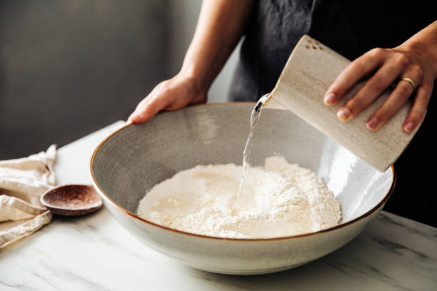 Mezclado de los ingredientes En un bol grande, coloca la harina, el agua, la levadura y la sal.