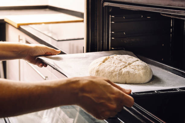 Precalienta el horno a 200 grados centígrados. Hornea el pan durante 30-35 minutos, o hasta que esté dorado.