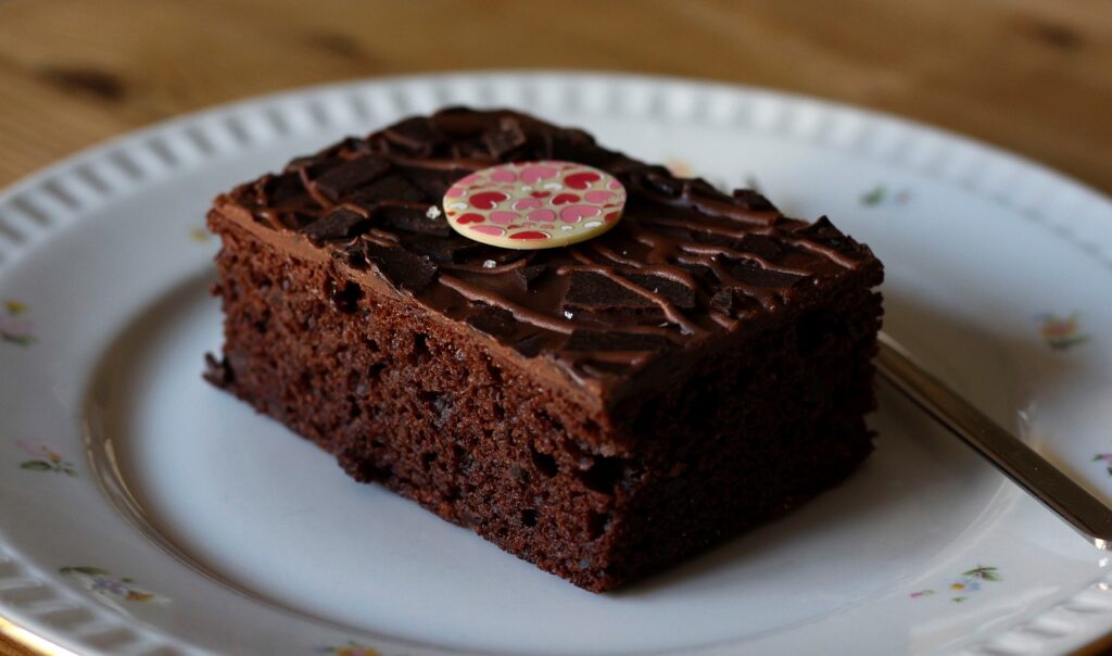 Explora nuestras recetas de bizcochos de chocolate, desde clásicos esponjosos hasta opciones creativas. ¡Disfruta de delicias irresistibles!