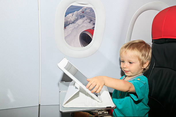 bebe en avion jugando